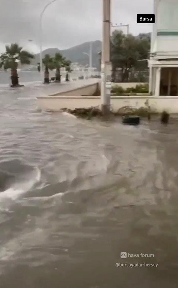 Bugün ise yağmurun ve fırtınanın ardından İzmir'de deniz taşmış ve zor anlar yaşanmıştı.