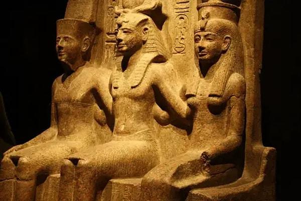 Antik Mısır medeniyeti, diğer antik medeniyetlerden ayıran birkaç temel özelliğe sahipti.