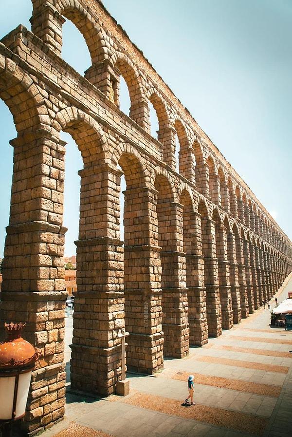2. İspanya'daki Roma döneminden kalma su kemeri. M.S 1. yüzyılda inşa edilen bu kemer, 1973 yılına kadar şehir sakinlerine su sağlıyordu.