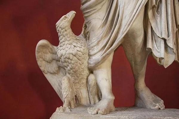10. İmparator Claudius'a bakan kartalı gösteren bir Roma heykelinden detay. Bu anıtın tamamı imparatoru tanrıların tanrısı Jüpiter olarak göstermeyi amacıyla yapılmıştı. (M.S 41-54)