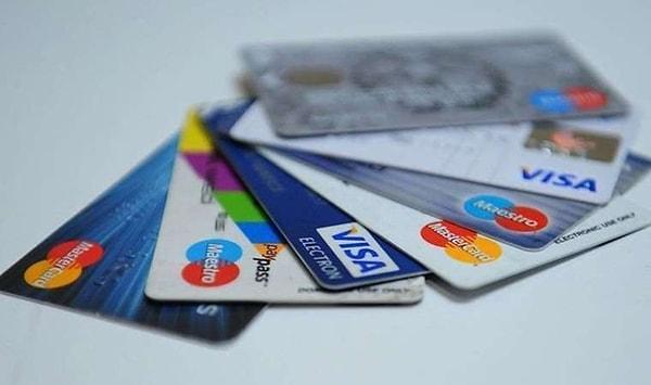 Kredi kartı azami akdi faiz oranı yüzde 3,66, gecikme faiz oranı yüzde 3,96 olurken, nakit çekim veya KMH faiz oranı yüzde 4,42 ve gecikme faiz oranı da yüzde 4,72 olarak kaldı.