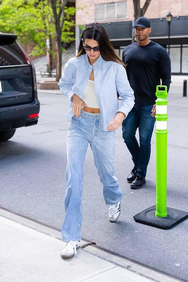 4. Ayrıca Jenner, geçtiğimiz aylarda giydiği kot görünümlü deri pantolonuyla da tüm dikkatleri üzerine çekmişti.