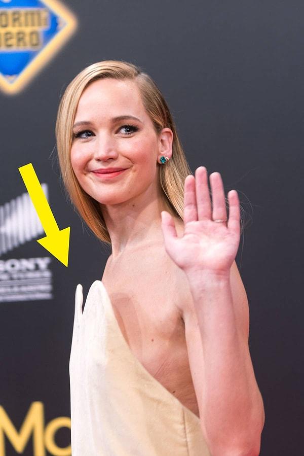 6. Jennifer Lawrence da "No Hard Feelings" ön gösteriminde iki boyutlu bir elbise giyerek tüm sahne ışıklarını kendi üzerine çekmişti.