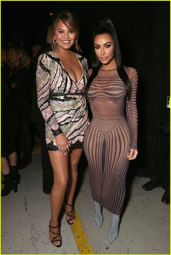 7. Kim Kardashian da "hipnotize" edici ve "çıplak" gibi görünen bir elbise giyerek E's People's Choice Awards etkinliğine katılmıştı.