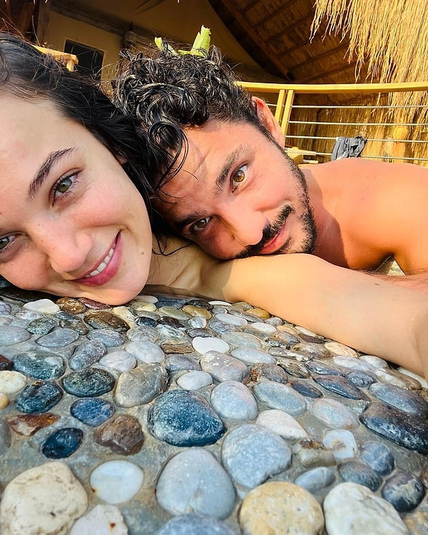 Ünlü oyuncu Pınar Deniz, 2022 yılının Temmuz ayında sevgilisi ve aynı zamanda meslektaşı Kaan Yıldırım ile birlikte bir konser etkinliğine katılarak aşkını ilan etmişti.