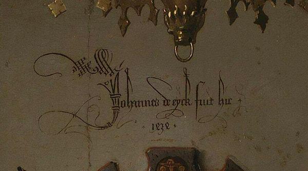 Diğeri ise ressamın Latince imzası, anlamı ise şöyle: “Jan van Eyck buradaydı.”