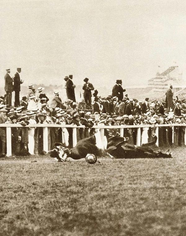 1913'te tüm dünyayı sarsacak olan o olay yaşandı. Emily Davidson adındaki süfrajet, kendini kralın atının önüne attı.
