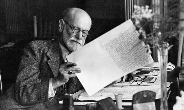 7. Psikanalizin babası Sigmund Freud, "Eros" ve "Thanatos" dürtüleri kavramını ortaya attı. Bu terimler aşk bağlamında neyi temsil ediyor?