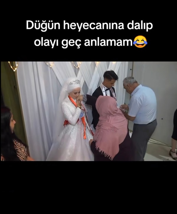 Bir süre durumu sorgulayan gelin, teyzenin elini yönlendirmesiyle öpmesi gerektiğini fark edip öptü.