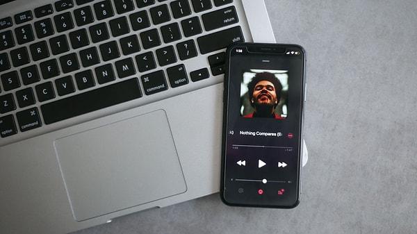 Kullanıcılar Apple ID'leri ile giriş yaparak bu özeti görebiliyor ve bu özet sırasında en çok sevdikleri şarkılar da arka planda çalıyor.