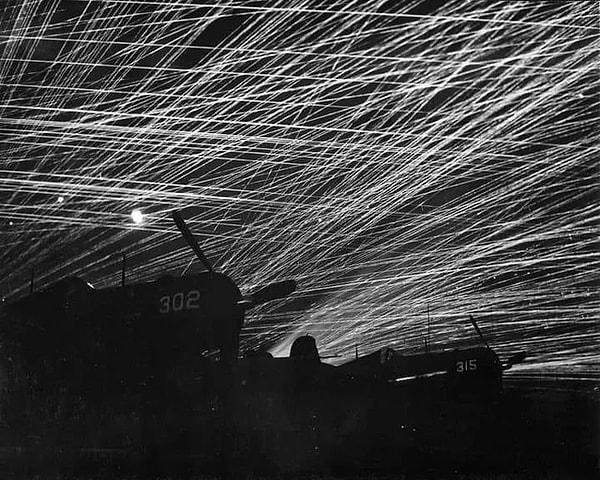 5. Okinawa adasındaki Yontan Havaalanının üzerindeki çatışmalar sırasında gece gökyüzünde görülen uçaksavar mermileri. (1945)