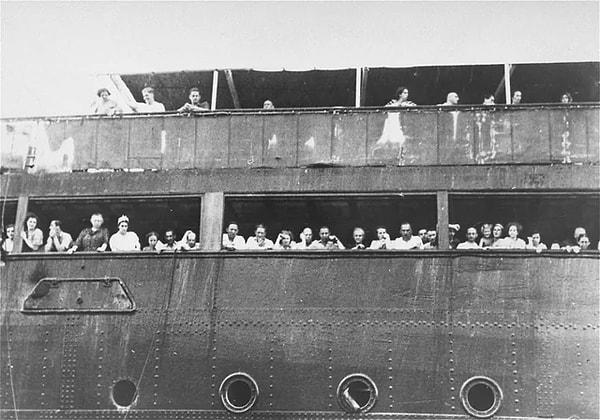 7. 1939'da Nazi Almanya'sından kaçan Yahudi mülteciler, Küba ve ABD tarafından geri çevrilmeden önce St. Louis'de gemisinde beklerken çekilmiş bir fotoğraf.