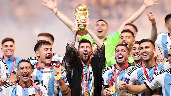4-) 2022 Dünya Kupası'nın şampiyonu ise Fransa'yı muhteşem bir finalin sonunda penaltı atışları ile eleyen Arjantin oldu.