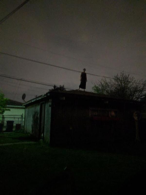 7. Akşam gezerken çatıda duran bir kadın gören kişinin çektiği fotoğraf.