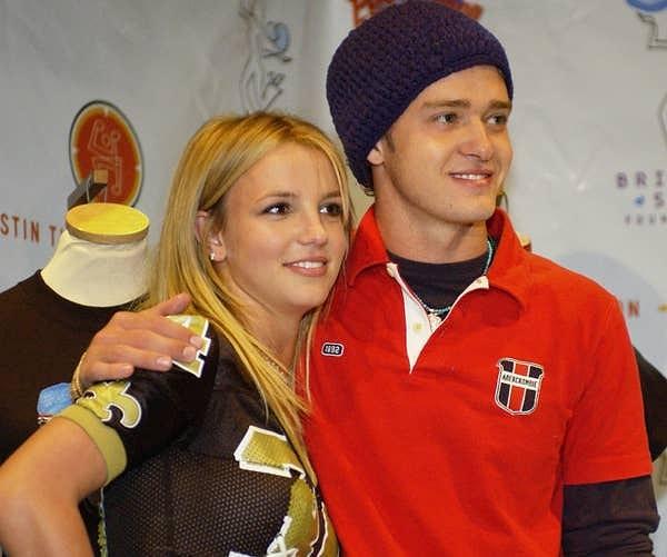 3. Britney Spears, "The Woman in Me" adlı anı kitabında, o zamanlar erkek arkadaşı Justin Timberlake'in çocuğuyla hamile kaldıktan sonra yaşadığı acı dolu bir kürtaj deneyimini anlattı.
