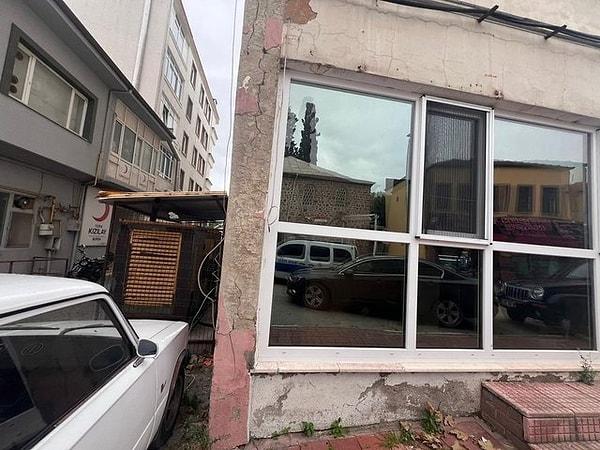 Özellikle Mudanya ilçesi Güzelyalı Mahallesi'nde yaşayanlar vatandaşlar iş yerleri ve evlerindeki çatlakları cep telefonu kamerasıyla görüntüledi.