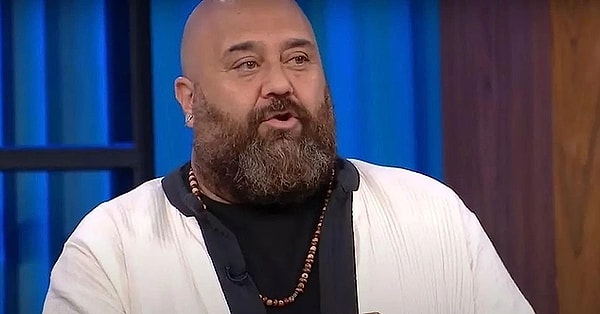 MasterChef'te yemeğini yetiştiremeyen Barbaros'un Somer Şef tarafından kovulması sosyal medyada gündem olmuştu. Söz konusu olay sonra Barbaros şeflerden özür dilese de Somer Şef'ten herhangi bir geri dönüş olmamıştı. Dün akşamki ödül töreninde beklenen açıklama sonunda geldi.