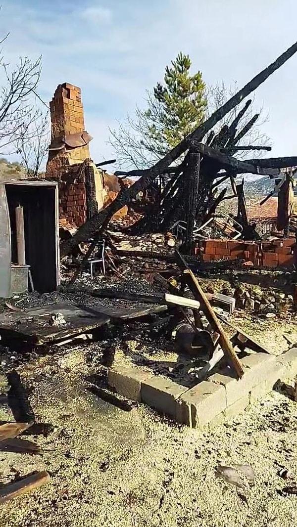 Sosyal medyadaki canlı yayın sırasında şahsın evin farklı noktalarında ateş yaktığı görülüyor.