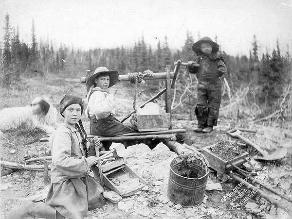 9. 1898 yılında Alaska'da bir altın madeninde kum eleyen üç çocuk.