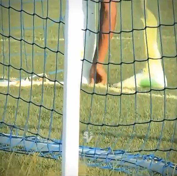 Afrika'da bir futbol maçında kaleci gol yememek için direklerin dibine büyü gömdüğü anlar sosyal medyada viral oldu.