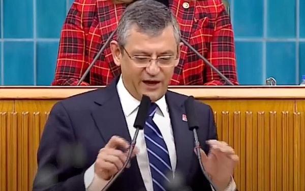 CHP grup toplantısında Özgür Özel, Kemal Kılıçdaroğlu'nun partiden ihraç ettiği Tanju Özcan'ı ayağa kaldırıp alkışlattı.