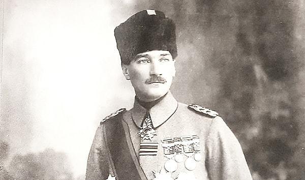 Mustafa Kemal Paşa, Kasım 1918'de büyük bir ızdırap içinde teslim olmuş İstanbul'a geliyor. Boğaziçi'nde demirlenmiş işgal gemilerini gördüğünde "geldikleri gibi giderler" diyor. Ardından yaşadıklarını not defterine şu ifadelerle yazıyor.