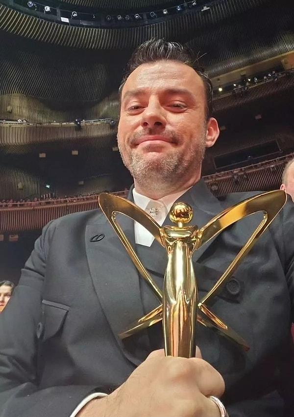Ünlü oyuncu Salih Bademci, Altın Kelebek'te "En İyi Erkek Oyuncu" ödülünü aldı. Ödül almak için sahneye geldiğinde ise yürekleri ısıtan konuşmasıyla gündeme oturdu.