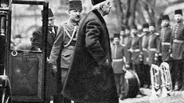 Mustafa Kemal Paşa, Vahdettin ile konuştuktan sonra Saray'dan ayrılıyor. Arabada giderken Almanya heyetinde bulunan Naci Bey'e "bu zavallı ileride padişah olacaktır, ne hazin" diyor.