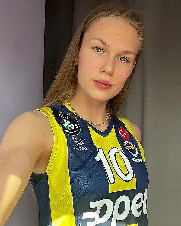 Arina'nın hayranları ise Rus voleybolcunun Instagram hesabından Berke Özer'i takipten çıktığını fark etti.