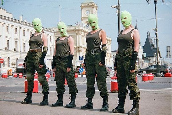 İşte yakın zamanda başlarına neler geldiğini anlatacak bir diziyle karşımıza çıkacak olan insanların haberi: Independent'in haberine göre Rusya'da feminist ve protest bir müzik grubu olan Pussy Riot, yeni bir TV dizisi hazırlıklarına başladı.