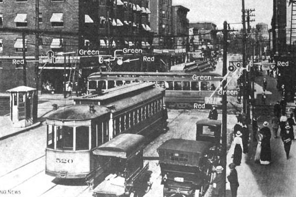 Günümüzün modern trafik ışıklarının temeli ise 1920 yılında ABD'nin Detroit kentinde atıldı. Üst üste üç odaya bölünmüş bir dikdörtgen kutu şeklindeki bu cihaz, ilk üç renkli elektrikli trafik kontrol cihazıydı.