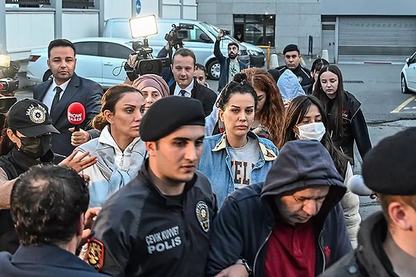 Kaya, "Şimdi benim mübarek elim, iki kişinin aşkına obje olmuş, nesneden çıkıp duygusal bir değer kazanmış oldu" dedi.