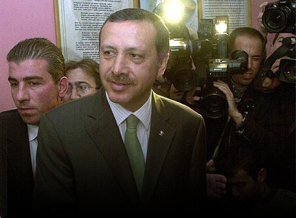 Kafamın içerisinde 3 Kasım 2002 seçim akşamına dair görüntüler hâlâ var. 9 yaşındaydım ama İstanbul'da seçim zaferi yaşayanları, sokaklardan geçen arabaların kornalarını az çok hatırlıyorum.