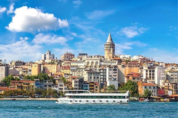 Öncelikle 2 yaka 7 tepe İstanbul; kaos, kargaşa, pahalılık, tarihi dokusu, renkli yaşam, gece hayatı ve köprülerin süslediği deniziyle ön plana çıkıyor. Biraz hırçın biraz şımarık olan İstanbul, insanlara zenginliği çağrıştırırken yaşamasını bilmeyen için cehenneme dönüyor.