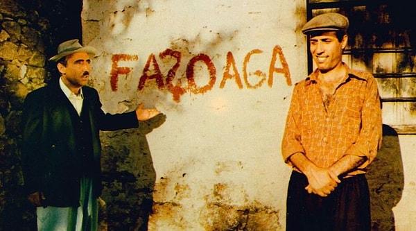Kibar Feyzo, çekildiği dönemin önemli gözlemlerinin yer aldığı Türk sinemasının klasik yapıtlarındandır. Sendikal yapıya yönelik sahnesini de güzel bir kara mizah içerir.