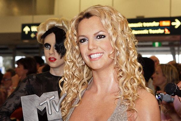Bonomo geçtiğimiz günlerde yayınlanan ve tüm dünyada magazin gündemine bir numaradan giriş yapan, pek çok ülkede şimdiden best seller olan Britney Spears'ın hayatı ve vesayet sürecini anlattığı "The Woman in Me" kitabına, şarkıcının anlattıklarına ve yaşadıklarına da atıfta bulundu.
