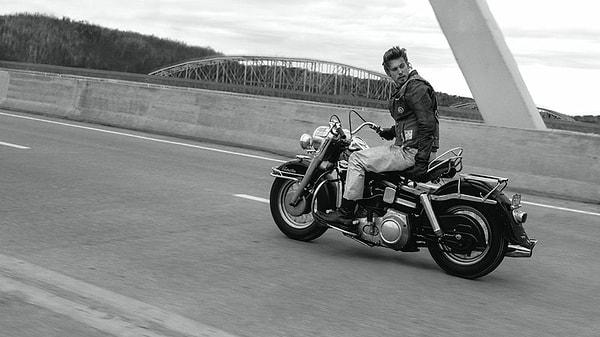 Chicago merkezli ünlü motosiklet kulübü Outlaws MC'nin heyecan dolu yaşamını konu alan kurgusal bir hikaye, Danny Lyon'un 1967 tarihli aynı isimli fotoğraf kitabından ilham alınarak kaleme alınmıştır.