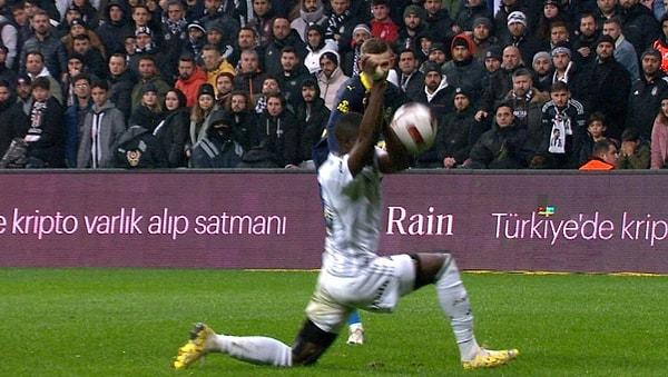 Fenerbahçe bu kez 90. dakikada penaltı kazandı. Kaleci Mert Günok, topun başına geçen Tadic'e gol izni vermedi.
