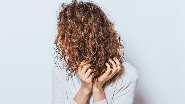 Kıvırcık saçlar genellikle hacimli ve dolgundur. Ancak kıvırcık saçlar genellikle kuru ve kabarık olabilir.