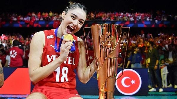 A Milli Kadın Voleybol Takımı'nın başarılı oyuncusu Zehra Güneş'in futbol yorumu sosyal medyada çok konuşuldu. Güneş, 'Ben 90 dakka koşamam, kaleci olmak isterim' dedi.