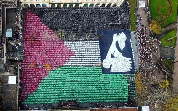 Yüzlerce kişi Filistin'e destek olmak için bir araya gelerek Filistin bayrağı oluşturdu.👇