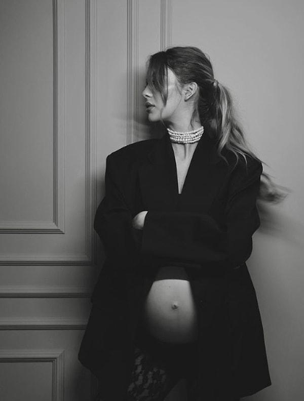 Doğumuna haftalar kala kamera karşısına geçen Yasemin Şefkatli'den yeni hamilelik pozları👇