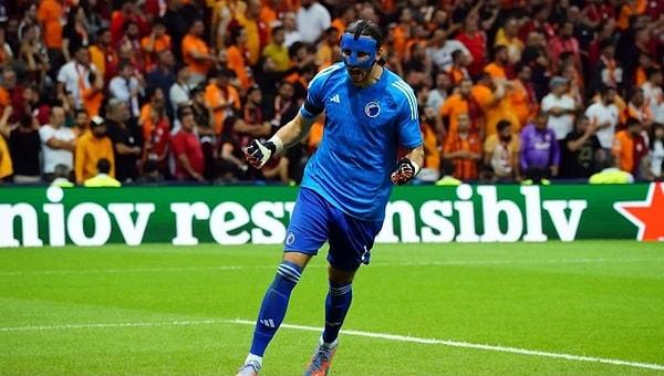 Galatasaray ile deplasmanda 2-2 berabere kalan Danimarka temsilcisi Kopenhag'ın kalecisi Kamil Grabara, Instagram'dan yaptığı paylaşımda "Bu b*k çukurundan üç puanla ayrılmayı hak etmiştik ama hayat bu, devam edeceğiz." demişti.