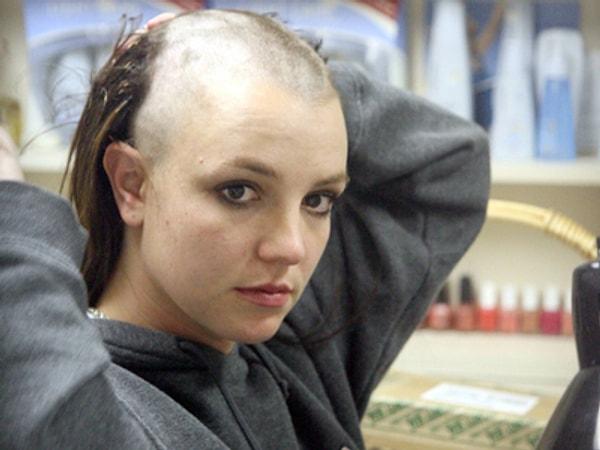 Taş olsa çatlar: Yaşadığı baskı ve kontrol sonucunda mental olarak çöken Britney, paparazziler peşindeyken saçlarını kazımasıyla manşetleri süslemesi bir oldu.