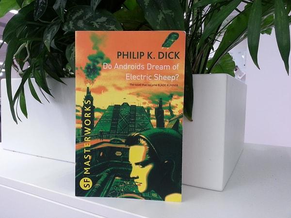 7. Do Androids Dream of Electric Sheep? - Philip K. Dick
