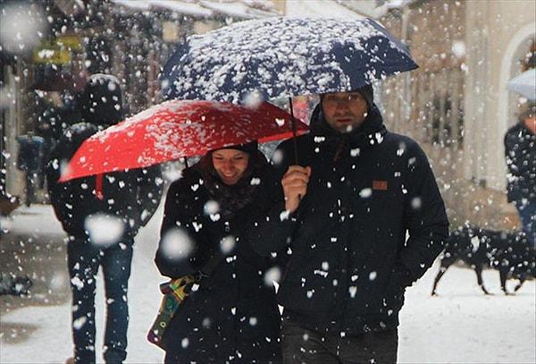 Hava sıcaklıklarının mevsim normallerinin üzerinde seyrettiği bu haftanın sonunda İstanbul'da kar yağışı ihtimali var.