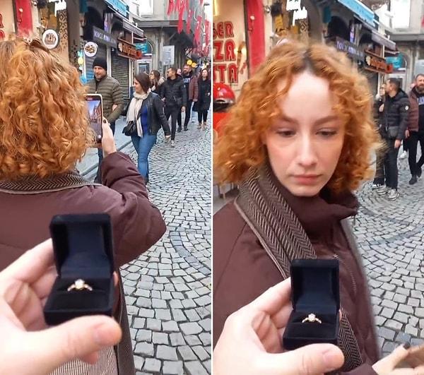 Telefonuyla video çekerek ilerlerken arkasından gelen erkek arkadaşı tarafından evlilik teklifi alan kadın, mimikleriyle sürprize ne kadar hazırlıksız yakalandığını izleyenlere hissettirdi.
