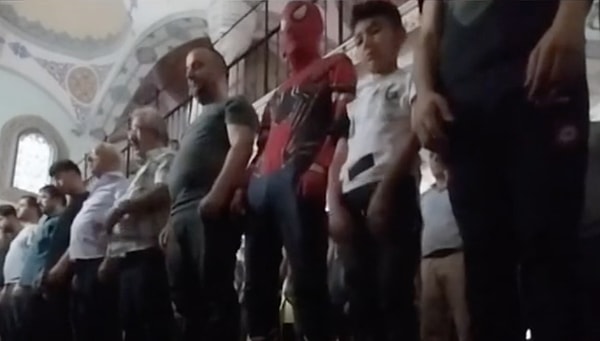 Spiderman kostümlü bir gencin namaz kıldığı anlar gizli çekimle kaydedilmiş, o görüntüler sosyal medyada paylaşılınca büyük ilgi görmüştü.