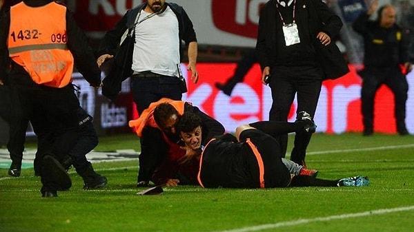 Yaralanan hakem tıbbi yardım aldı ve Trabzonspor taraftarsız maç oynama dahil çeşitli cezalarla karşı karşıya kaldı.