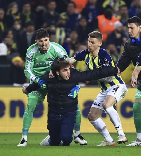 Bu duruma Fenerbahçe'nin kalecisi Altay Bayındır müdahale ederek hakemin saldırıya uğramasını engelledi.